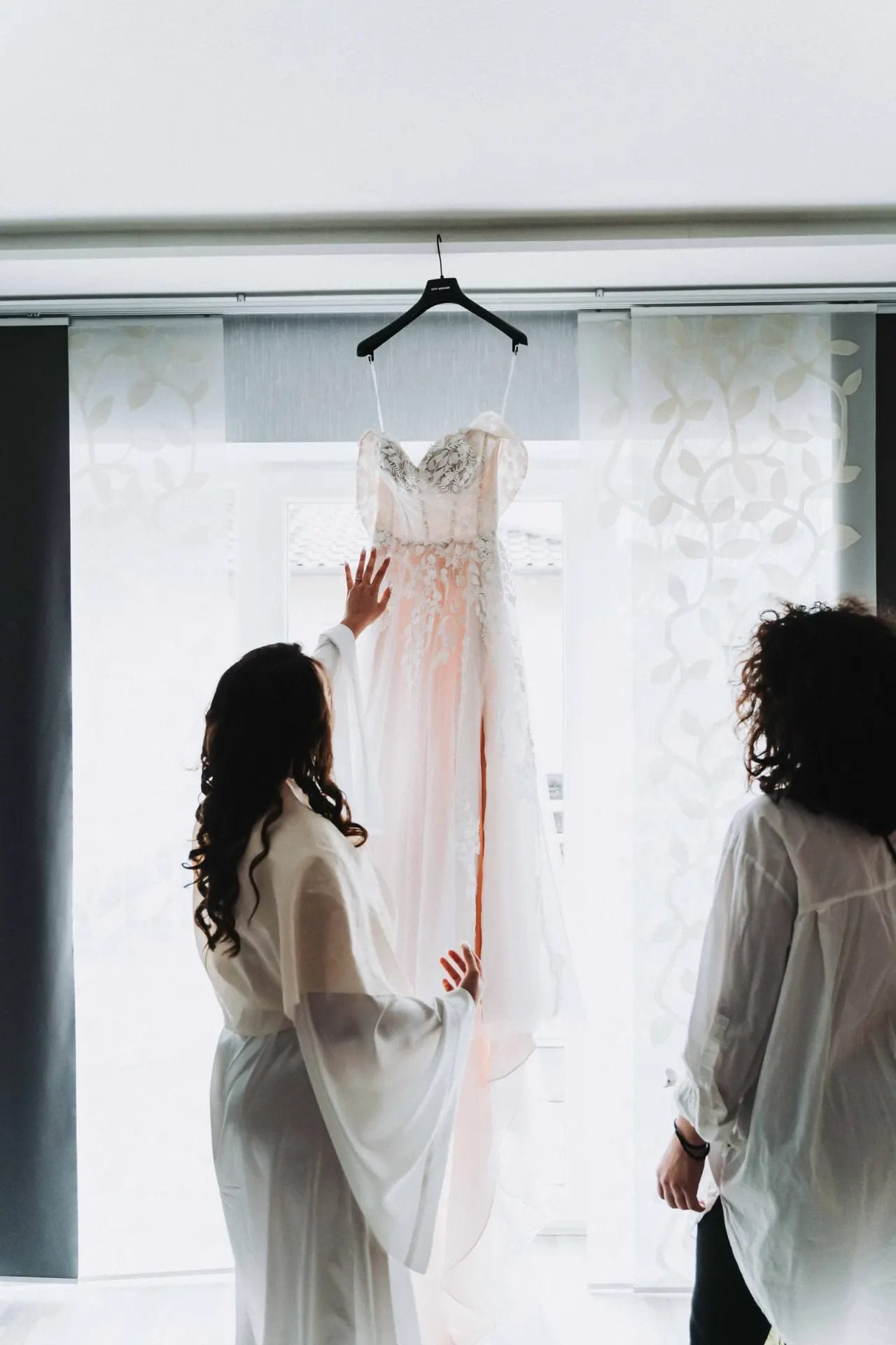 Braut im Morgenlicht – Getting Ready Hochzeitsfotografie