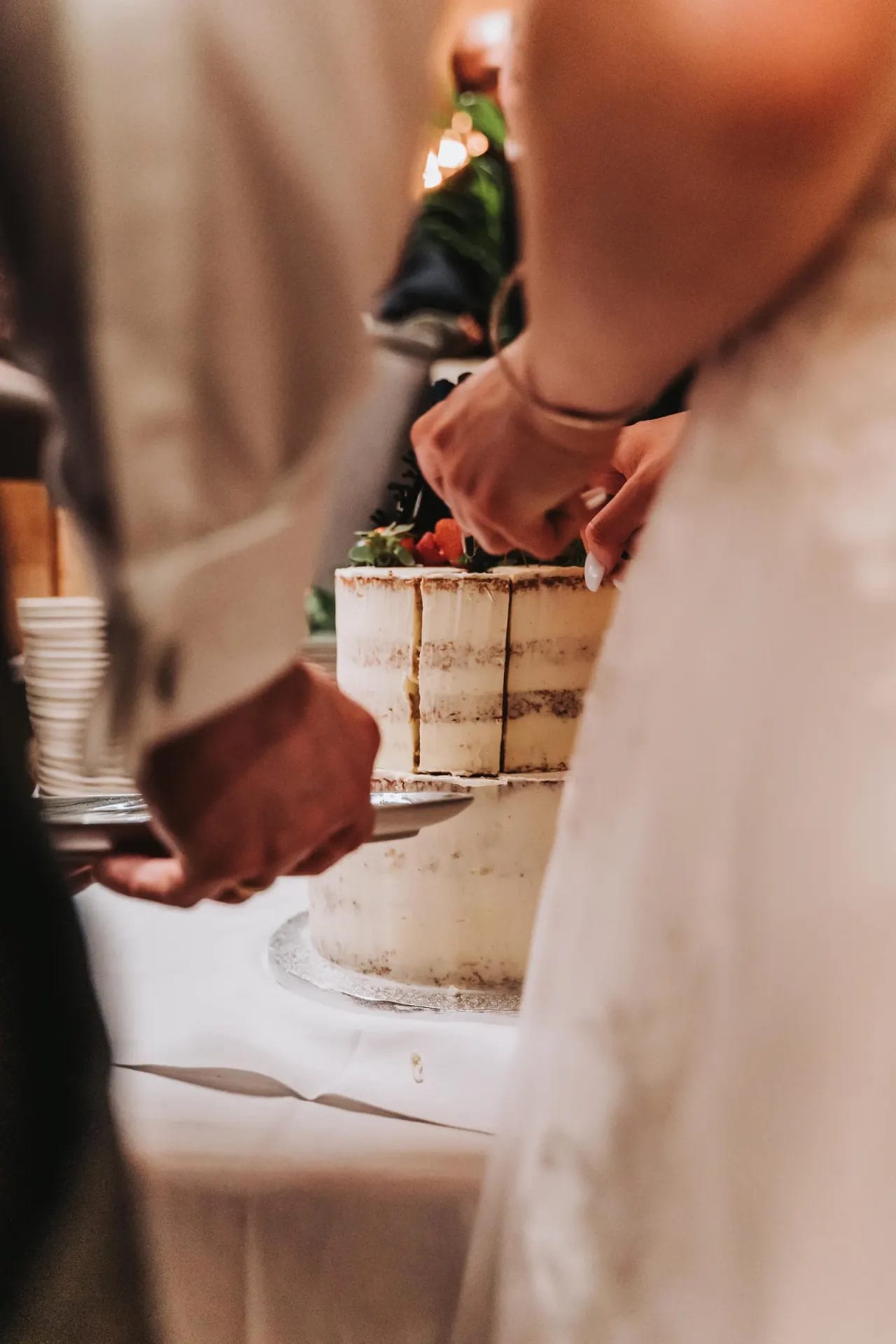 Torte anschneiden – Detailaufnahme Hochzeitsfeier