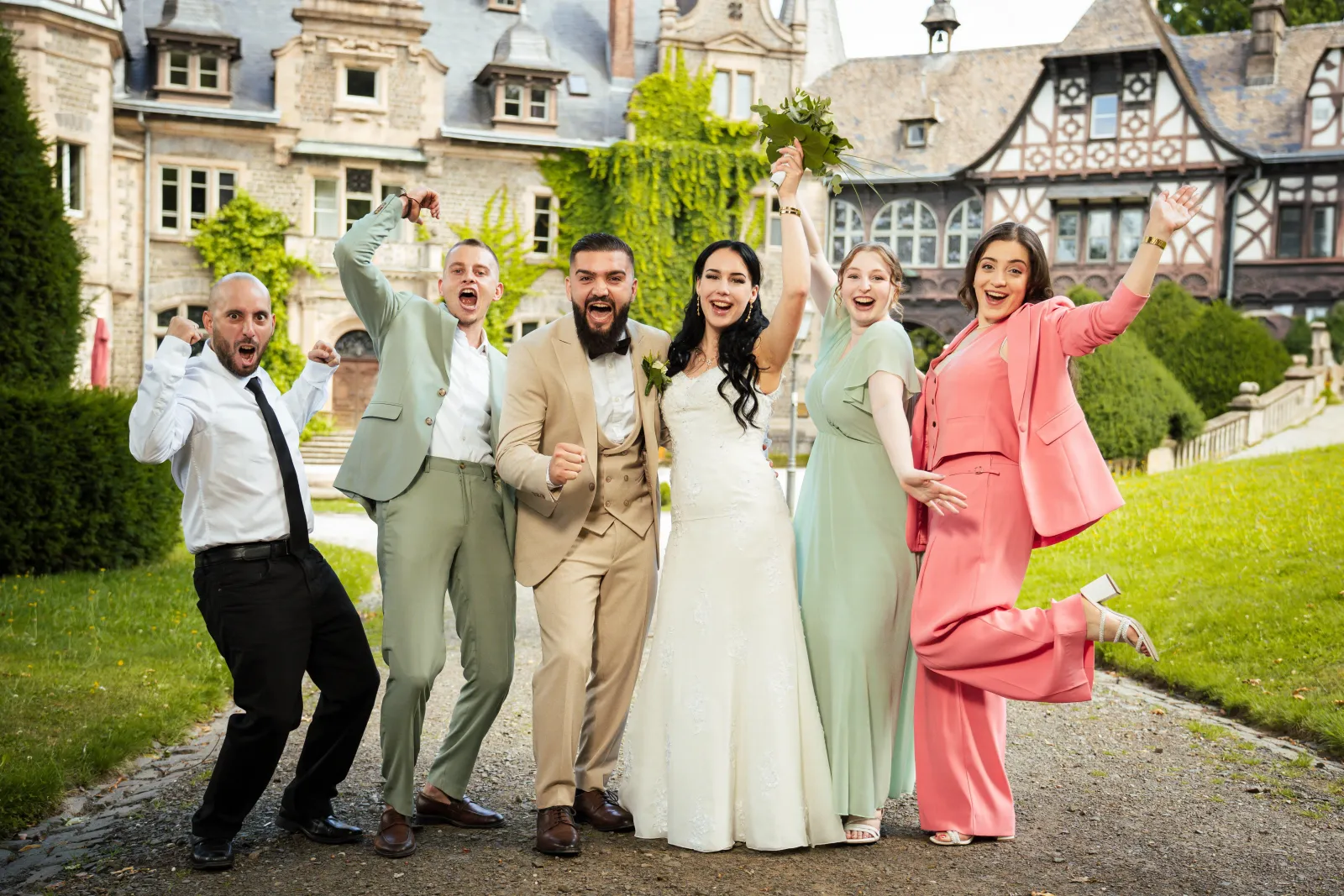 Emotionaler Moment zwischen Braut und Bräutigam bei der Hochzeitsreportage