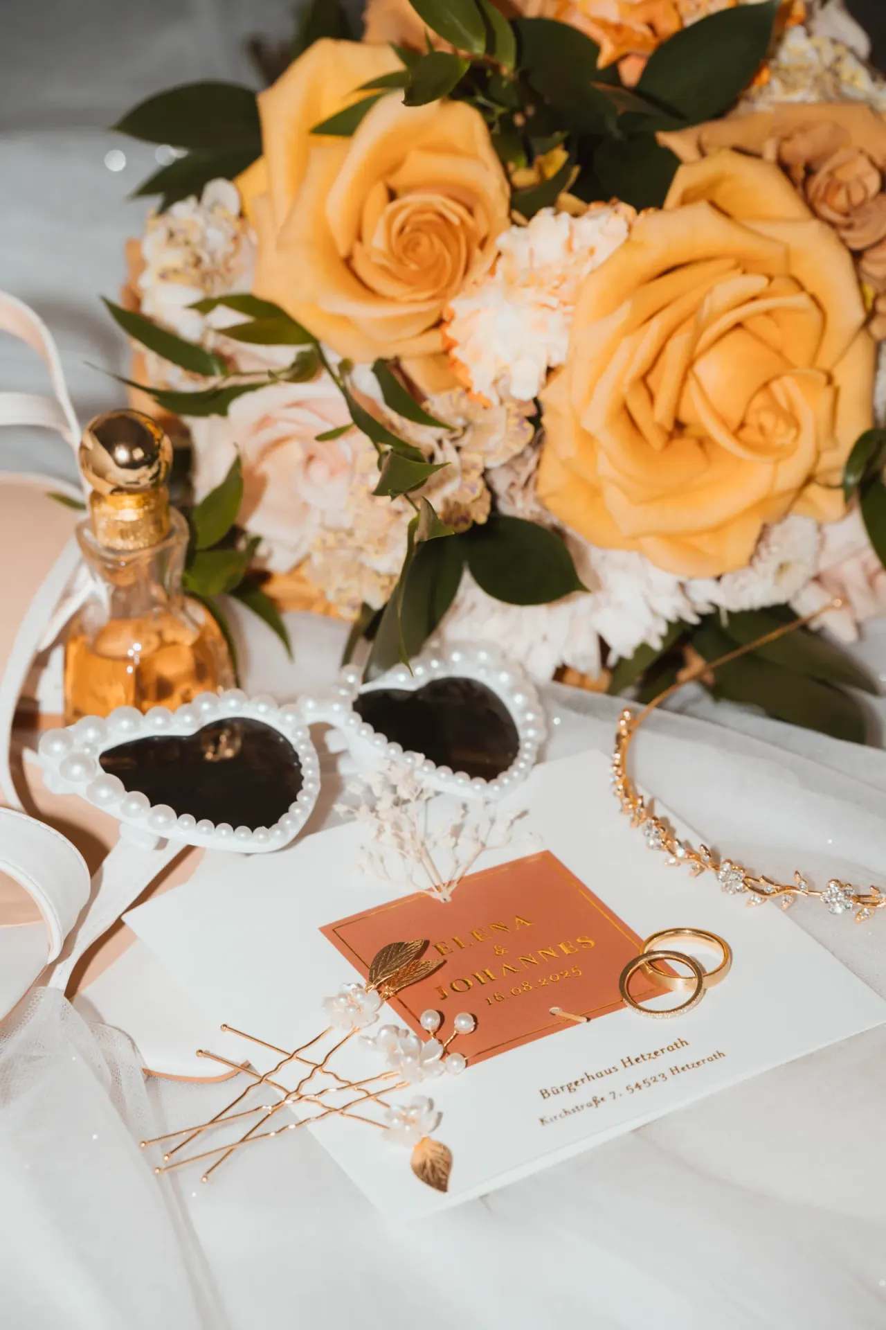 Hochzeitsdetails – Flatlay Einladung Blumen