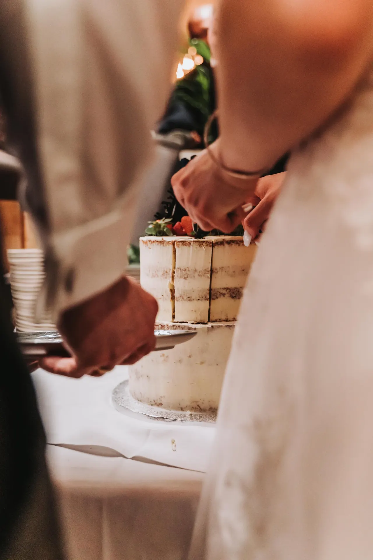 Torte anschneiden – Detailaufnahme Hochzeitsfeier